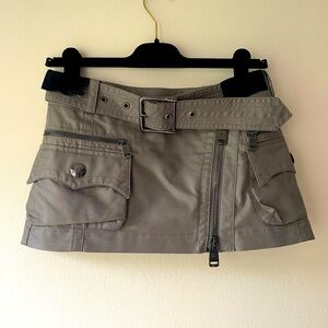 Burberry London authentic silver/gray mini skirt with belt and side pockets. S 2